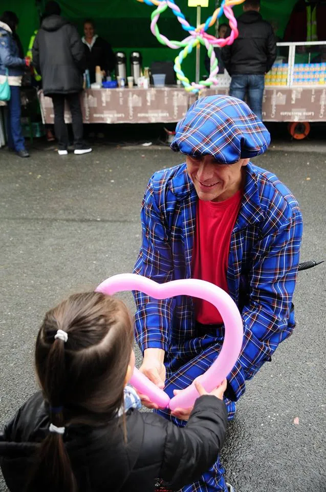 Ballonmodellage beim Walk-Act auf einem Straßenfest