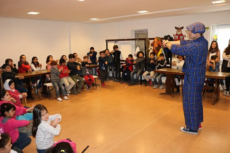 Clown Zauberer LIAR bringt Schulkinder zum Lachen bei Clownshow