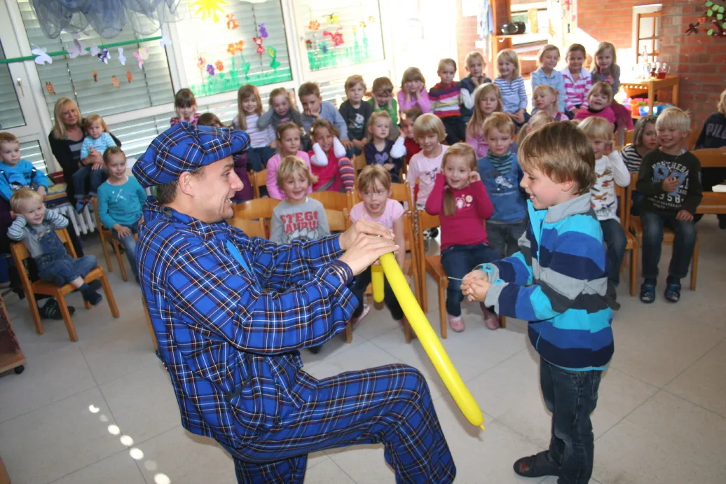 Kinder lachen im Kindergarten bei LIARs Zaubershow