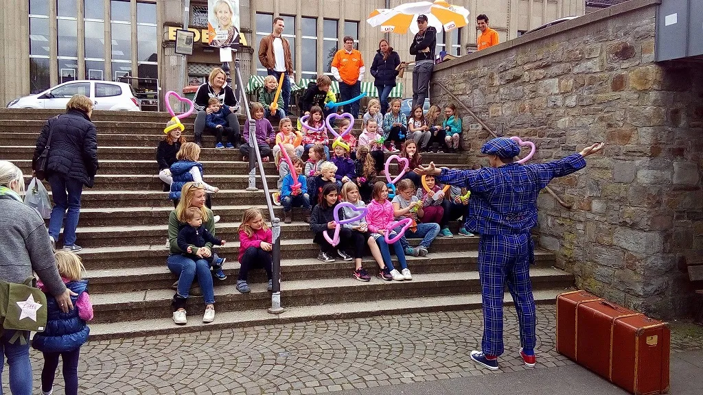 Straßenfest Zauberer NRW – Clown LIAR auf Stadtfesten und Sommerfesten