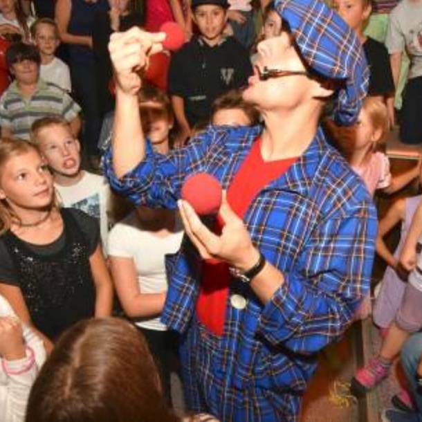 Clown Zauberer LIAR im Einsatz in Essen auf einer Schule