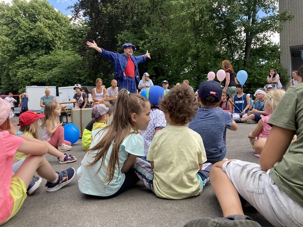 Lustige ZAubershow mit Clown Zauberer LIAR