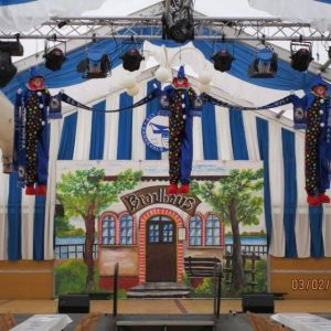 Bühne für Clown Zauberer beim Kinderkarneval
